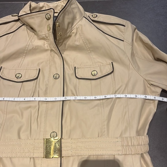 Vince Camuto Military-Inspired short Utility Trench - Picture 5 of 5